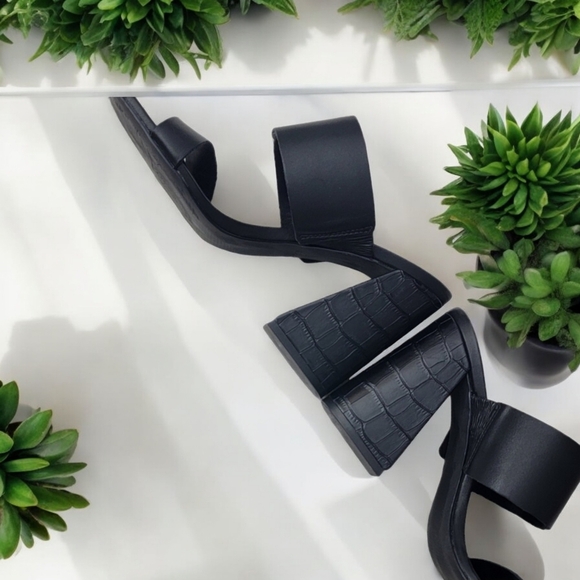 Steve Madden woman's size 7M in excellent condition. Leather upper. - Picture 5 of 16